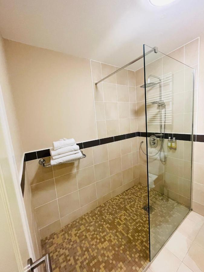 באליווהן Burren Atlantic Hotel & Holiday Cottages מראה חיצוני תמונה