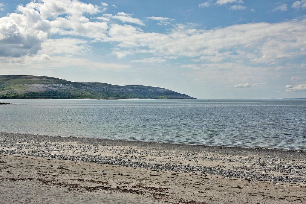 באליווהן Burren Atlantic Hotel & Holiday Cottages מראה חיצוני תמונה